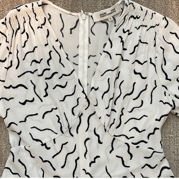 LIKE NEW DVF BLACK AND WHITE ABSTRACT DRESS - Picture 4 of 6